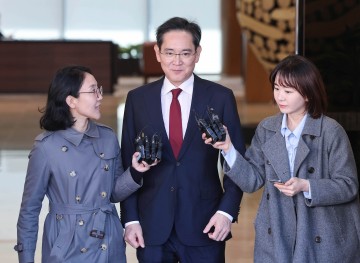 시진핑 만난 이재용 삼성전자 회장, '묵묵부답'으로 귀국