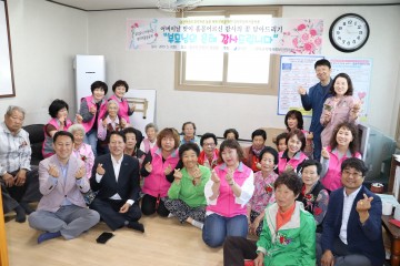 영덕군지역사회보장협의체, 홀몸어르신 카네이션 달아드려