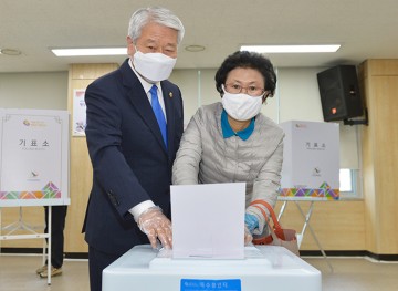 세종시의회 서금택 의장, 사전투표 후 투표 참여 독려!