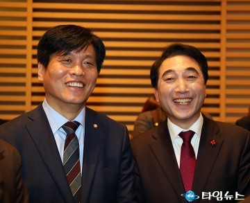 미소 짓는 조승래 의원과 박수현 전 의원