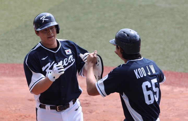 ‘307억의 거포’ 노시환, 초구 번트에 녹아든 헌신… 류지현호 ‘원팀’ 완성