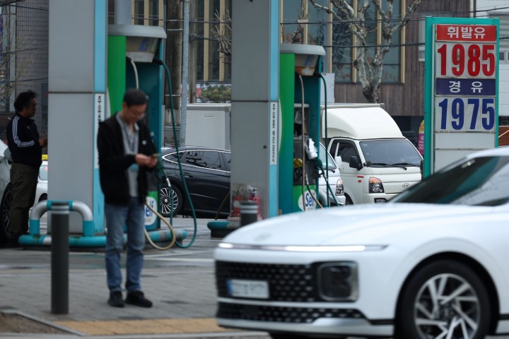 정부, 원칙 깬 ‘석유 최고가 동결’… 재정 파탄·소비 폭발 ‘부메랑’ 우려