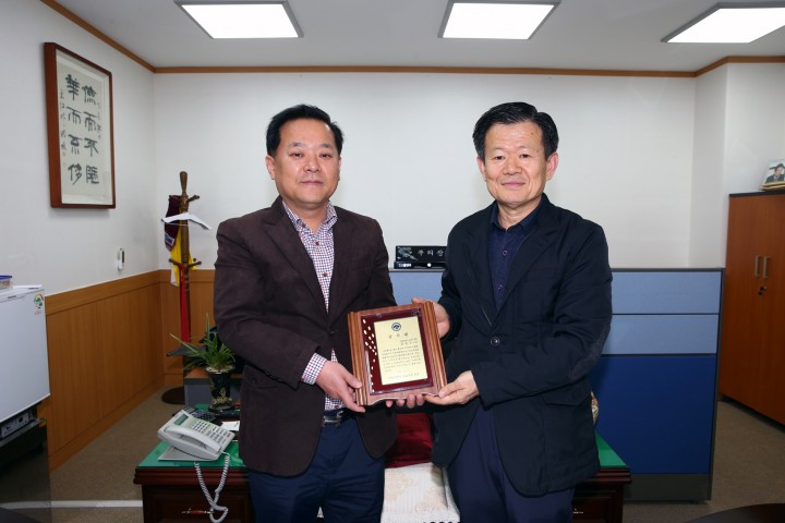 대전 유성구의회 권영진 부의장, 대전 진잠중학교로부터 감사패 받아!