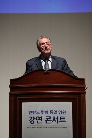 에밀 콘스탄티네스쿠 루마니아 전 대통령 , 전직 대통령의 특별강연