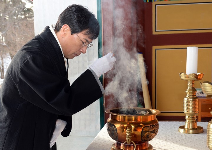 안희정 지사, 1일 도 간부공무원들과 예산·홍성 충령사 참배