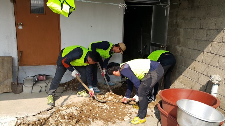 독거노인에 화장실 만들어준 청년들