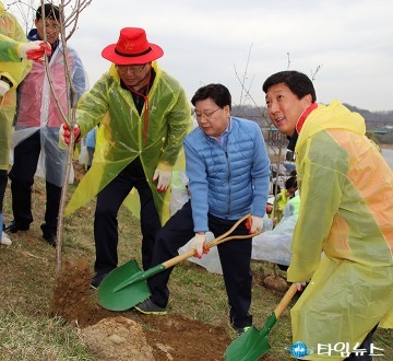 나무 심는 권선택 대전시장