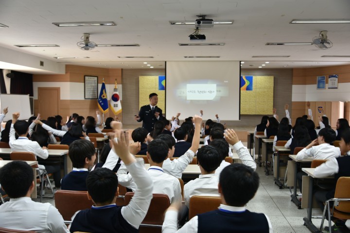 충주署, 앙성중 학생 경찰서 견학 경찰관 꿈 키운다