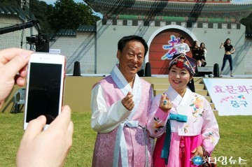 기념사진 찍는 하재붕 중구의회 의장