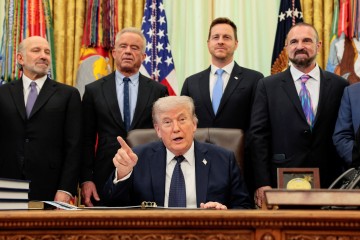 트럼프, 대이란 협상 '속도 조절'…"서두르지 않고 완벽한 합의 끌어낼 것"