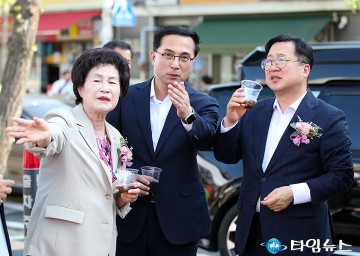 ‘삼성동 공영주차장’ 준공식에서 대화 나누는 오관영·박희조·이장우
