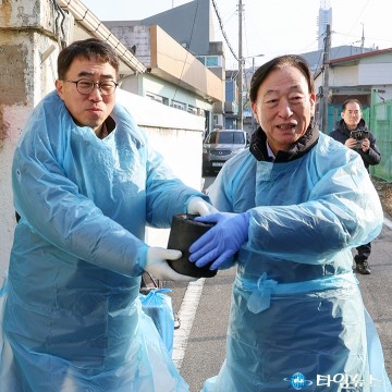 대전시교육청 노사, 15년째 이어온 연탄 나눔…소외계층 지원