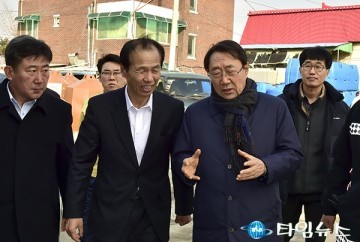 최문순 강원도지사, 횡성 AI 거점소독장 방문