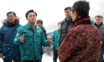 김태흠 충남지사, 대설 피해 현장 점검…추가 피해 막아야