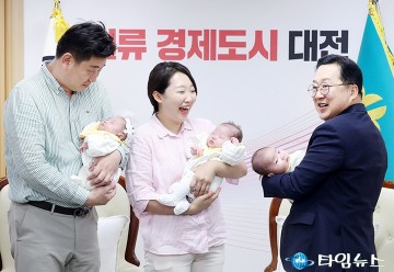 이장우 대전시장, 세쌍둥이 백일 축하…시청이 들썩였다