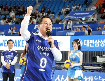 “승리의 서브!”…이장우 대전시장, 충무체육관서 블루팡스 시구