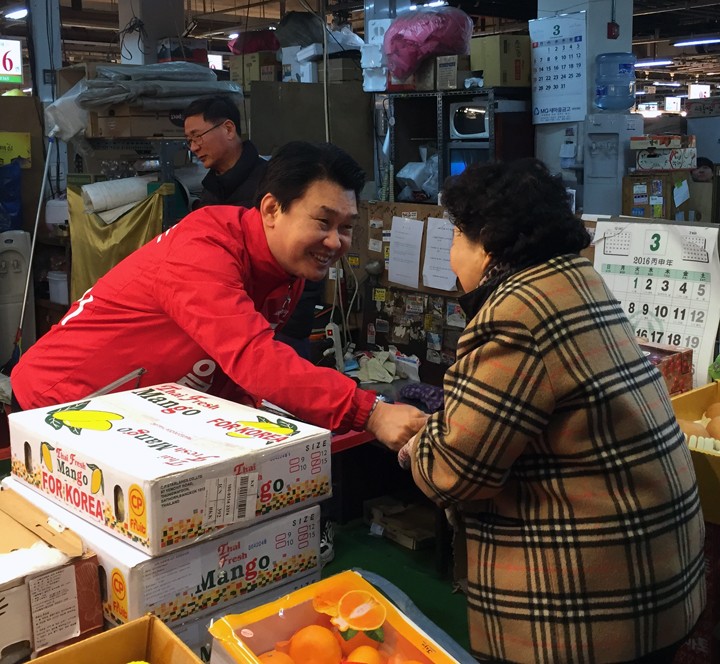 새누리당 정용기 대덕구 국회의원 후보, 새벽 오정농수산물시장에서 힘차게 선거 운동 시작!