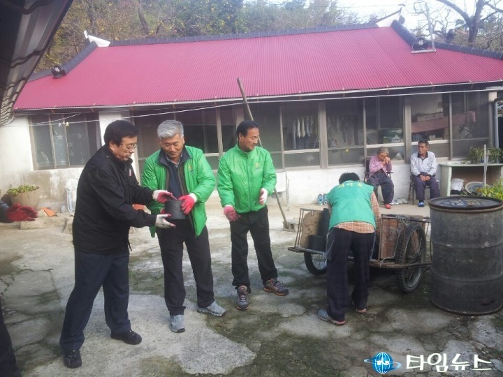 남해군, 이동면새마을지도자회 소외 이웃에 연탄 전달