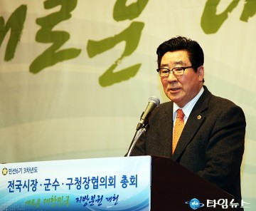 축사하는 윤석우 충남도의회 의장