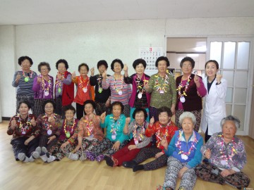 충주, 칠·팔순 어르신 미술 배우며 치매도 예방하고 작품 전시까지