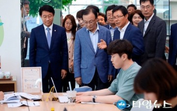 민주당, 청년 고용장려금...총선을 앞두고 민심 이반이 뚜렷한 20대 겨냥한 선심성 정책지적