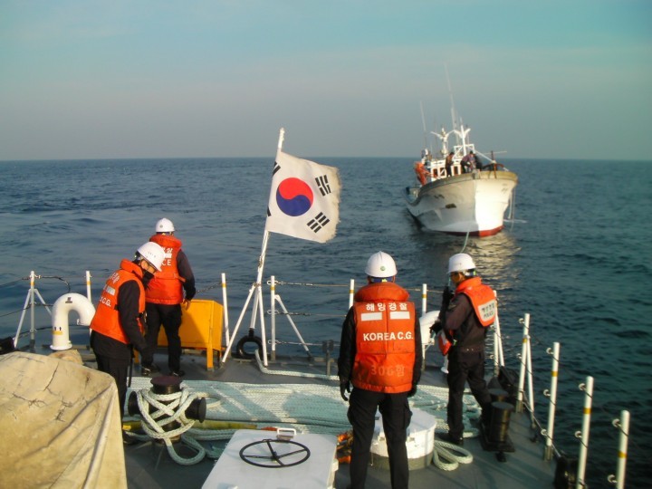 포항해경, 기관 고장 어선 예인·구조