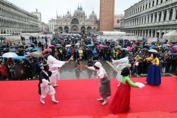안동의자랑 하회별신굿탈놀이 베네치아 카니발 축제에서 흥겨운 마당 펼쳐