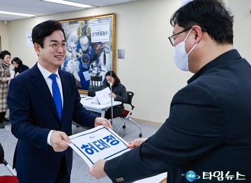 허태정, 현충원 참배 뒤 대전시장 예비후보 등록