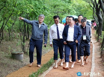 한밭수목원 ‘맨발걷기 산책로’ 점검하는 이장우 대전시장