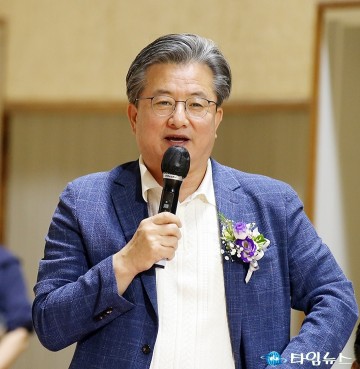 보육인 체육대회에서 격려사 하는 정용래 유성구청장
