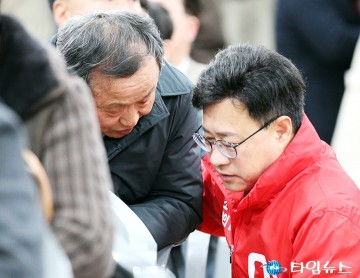 이택구 선거사무소 개소식에서 경청하는 이동한 중구청장 예비후보