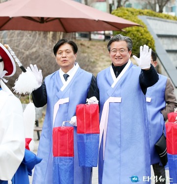 ‘유성대보름제’ 거리행렬 하는 조승래 의원과 정용래 유성구청장