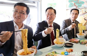이장우 대전시장 “120년 개척정신 담긴 꿈돌이 라면, 대전의 자부심”
