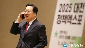 서서 통화하는 이장우 대전시장…정책은 현장에서 움직였다