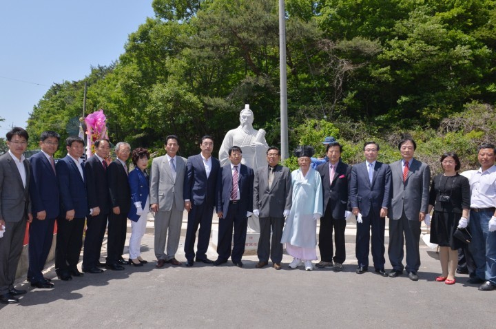 중국 서복회 기증 서복 조각상, 남해군에 세워졌다!