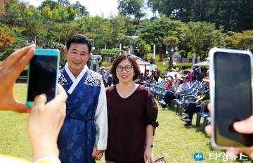 시민들과 기념사진 찍는 박용갑 중구청장