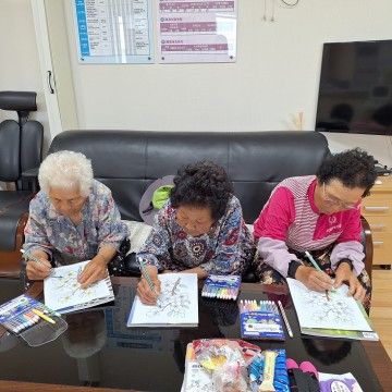 신안군, 꽃그림 색칠하는 병풍도 어르신