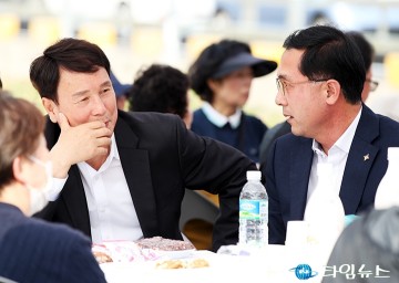 도시가스 개통식에서 대화 나누는 이상래 대전시의회 의장과 박희조 동구청장