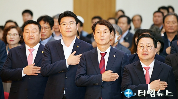 국민의례 하는 송인석·정명국·이상래·이장우