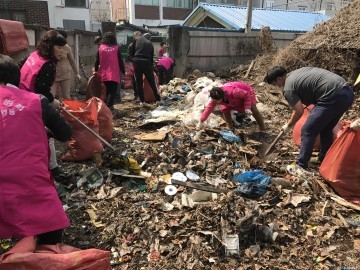 쓰레기 더미 속 할머니 지역사회보장협의체 도움으로 깨끗한 환경에서 생활할 수 있게 됐다.