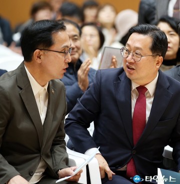 이장우 대전시장·박희조 동구청장, 인동국민체육센터 개관식서 환담…“동구 발전 위한 협력 지속”