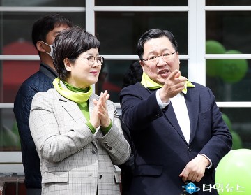 대화 나누는 백춘희 대전문화재단 대표이사와 이장우 대전시장