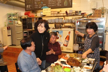 김양희 충북도의장 삼겹살데이 맞은 청주서문시장을 찾아 상인들에게 격려 전해