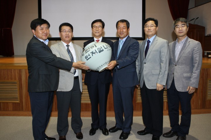 사천항공우주클러스터, 송도근 사천시장에 감사 도자기 전달