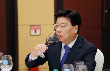 와인 시음하는 권선택 대전시장!