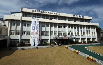 강진군 5급 이상 공무원, 4개월 봉급 인상분 코로나19 성금 기탁