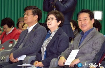 마을 축제에 참여한 박범계 의원과 박정현 시의원