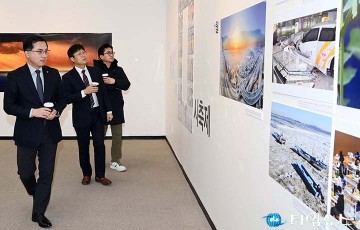 대전·충남 보도사진전 관람하는 박희조 동구청장