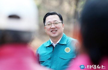 산사태 취약지역 주민과 대화 나누는 이장우 대전시장