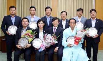 대전시의회, 전반기 의장단·상임위원장 공로패 수여